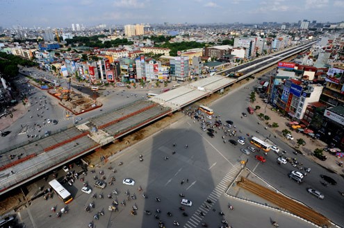 Tại ngã tư Nguyễn Trãi - Khuất Duy Tiến, đường sắt trên cao sẽ nằm vượt hẳn lên đường trên cao đang được thi công.
